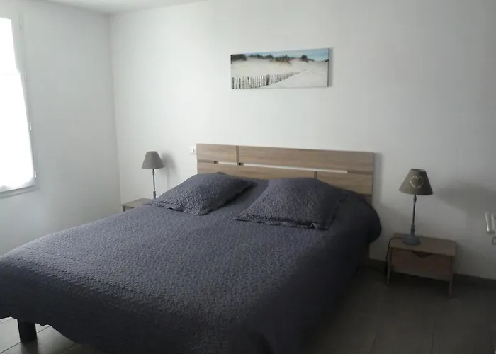 Holiday home Maison Moderne Pres Et Commerces A Pour 6 Pers. - Fr-1-823-72 *